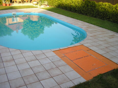 Izolace a dlažba kolem zapuštěného bazénu s vysokým protiskluzem