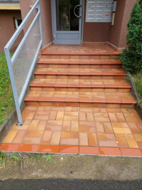 Vstupní keramické schodiště s protiskluzem R12B