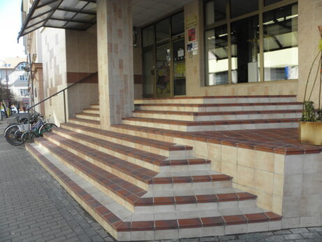 Bezpečné stupní schodiště pro veřejný provoz