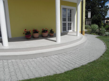 kulaté vstupní schodiště