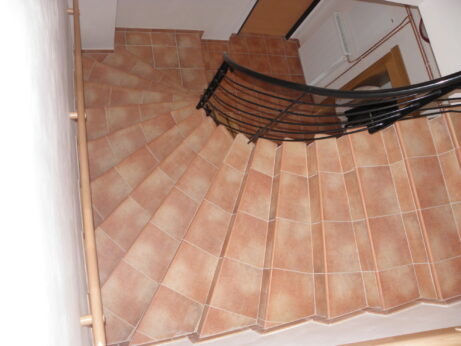 vnitřní točité schodiště z keramiky