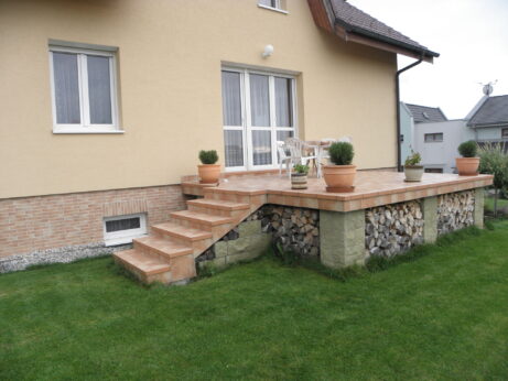 schodiště s terasou u RD