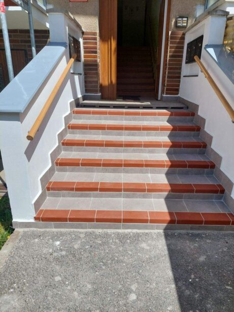 Vstupní schodiště u SVJ - bezpečné a vhodné pro veřejný provoz