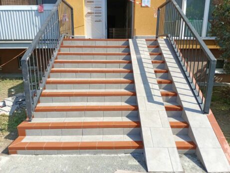 Vstupní schodiště pro SVJ s nájezdem pro kočárky