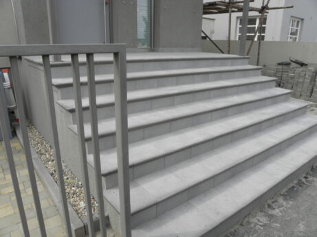 vstupní keramické schodiště s protiskluzem R12 a vytápěné